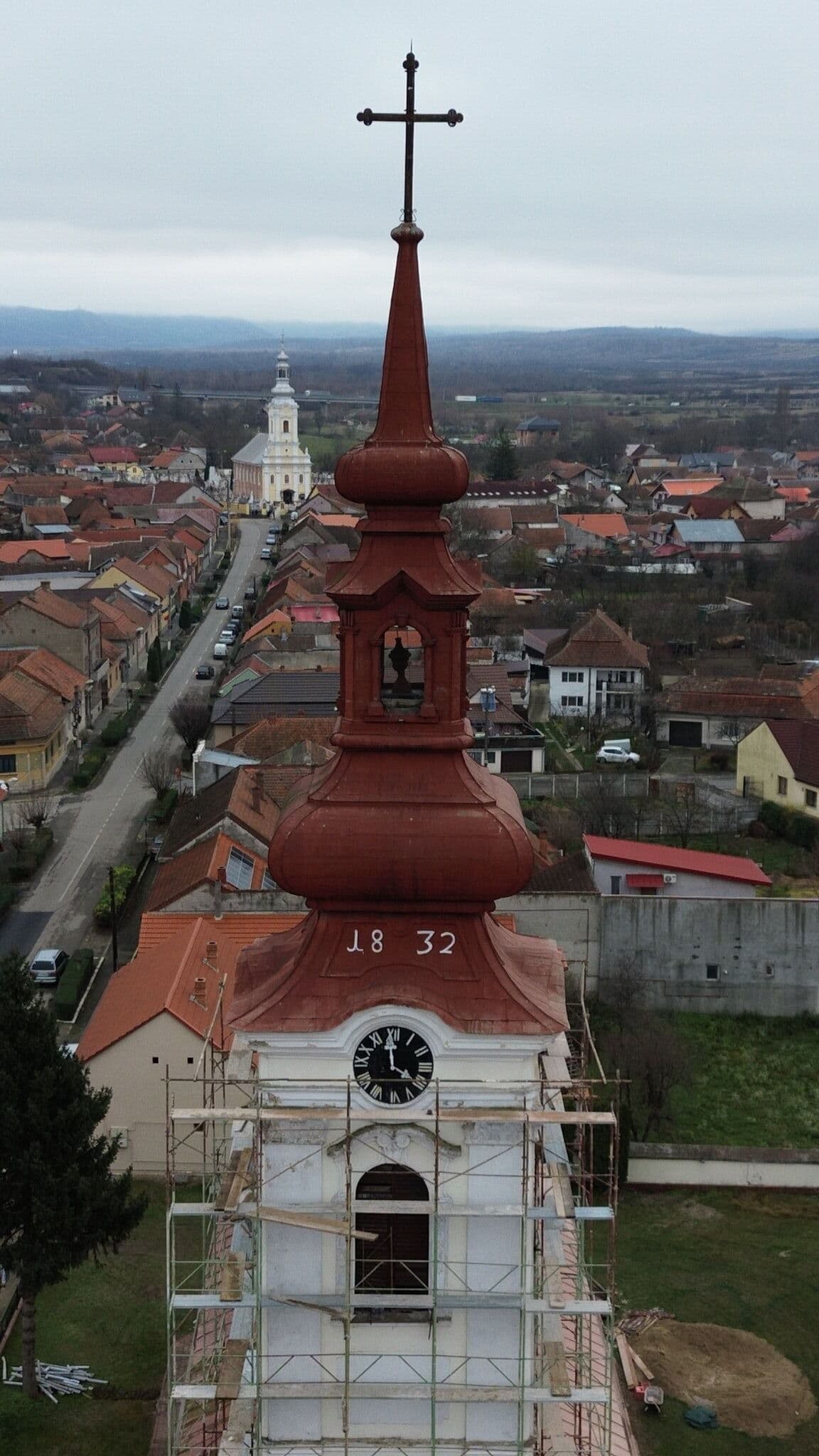 Biserica Sf. Ioan Botezǎtorul poate fi vǎzutǎ în fundal